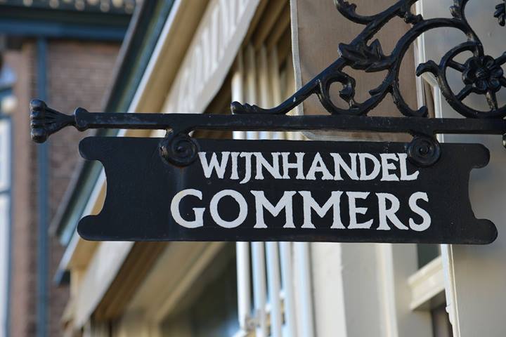 Het uithangbord van Wijnhandel Gommers in Soest